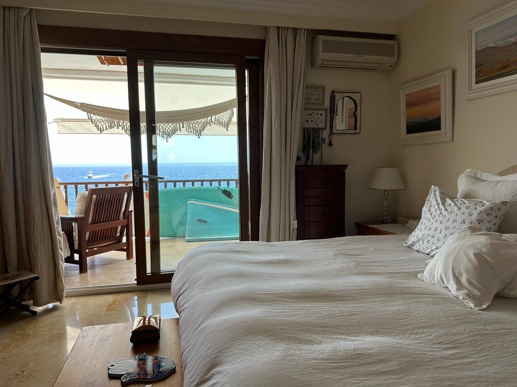 Wohnung in erster Meereslinie mit Pool in Illetas