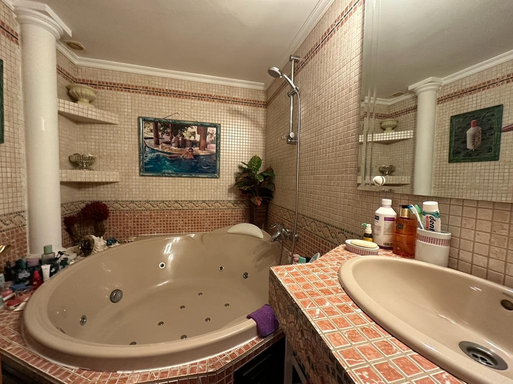 Wohnung in erster Meereslinie mit Pool in Illetas