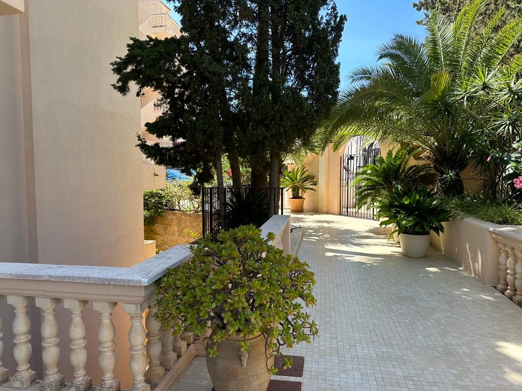 Wohnung in erster Meereslinie mit Pool in Illetas