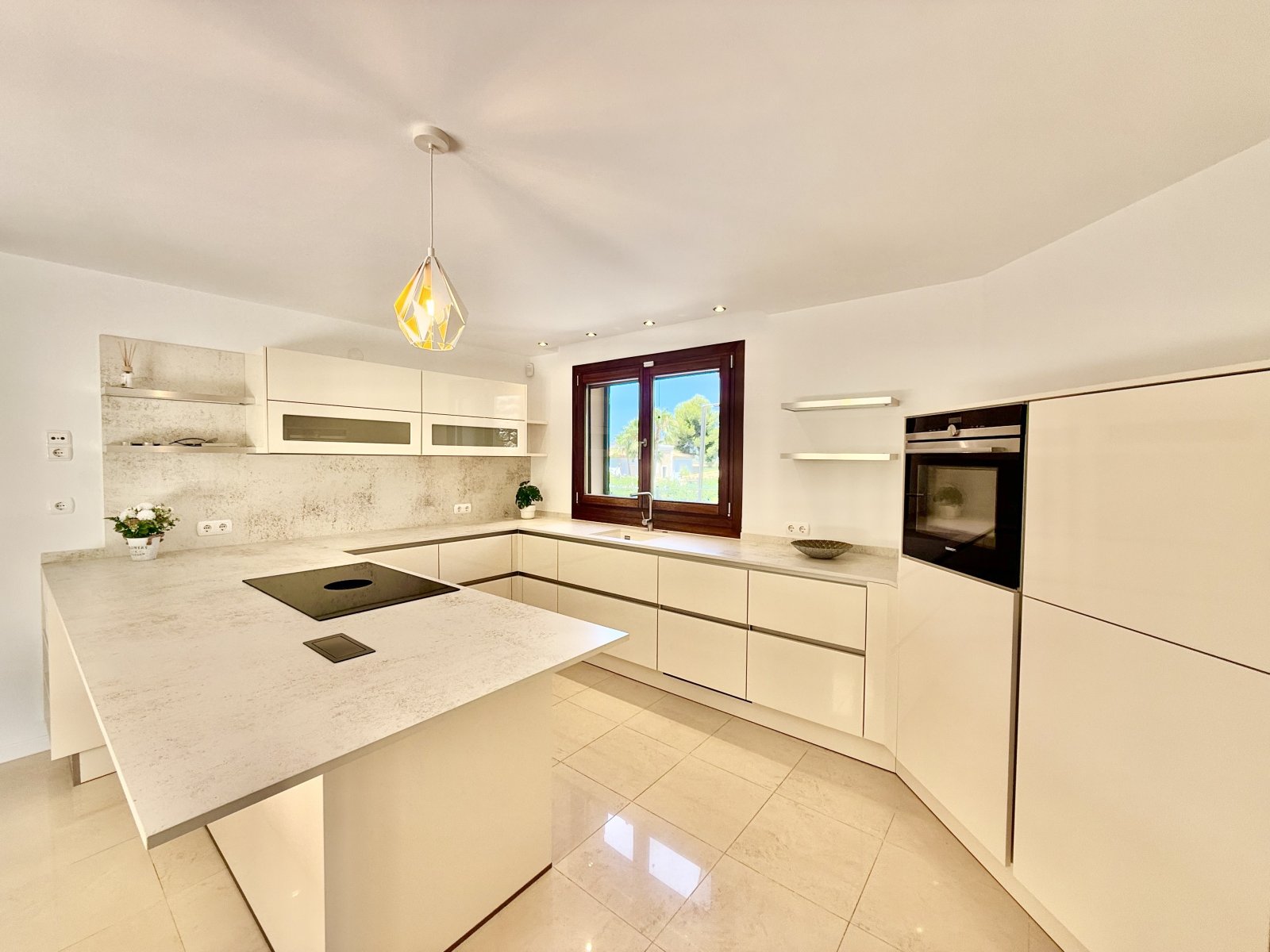 Exklusive Villa mit Pool und Sauna in Top-Lage