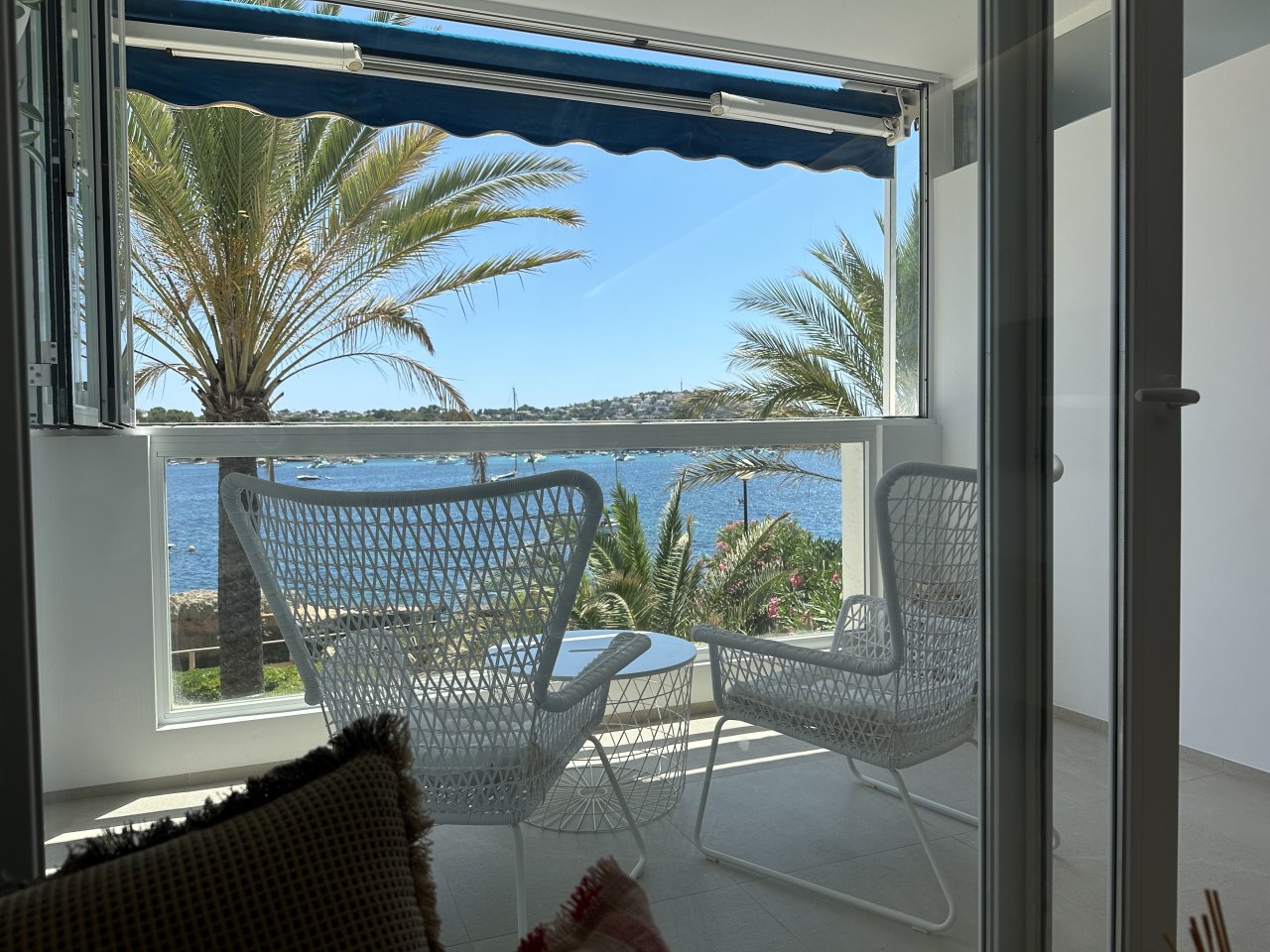 Modern flat in Santa Ponsa in first sea line with pool