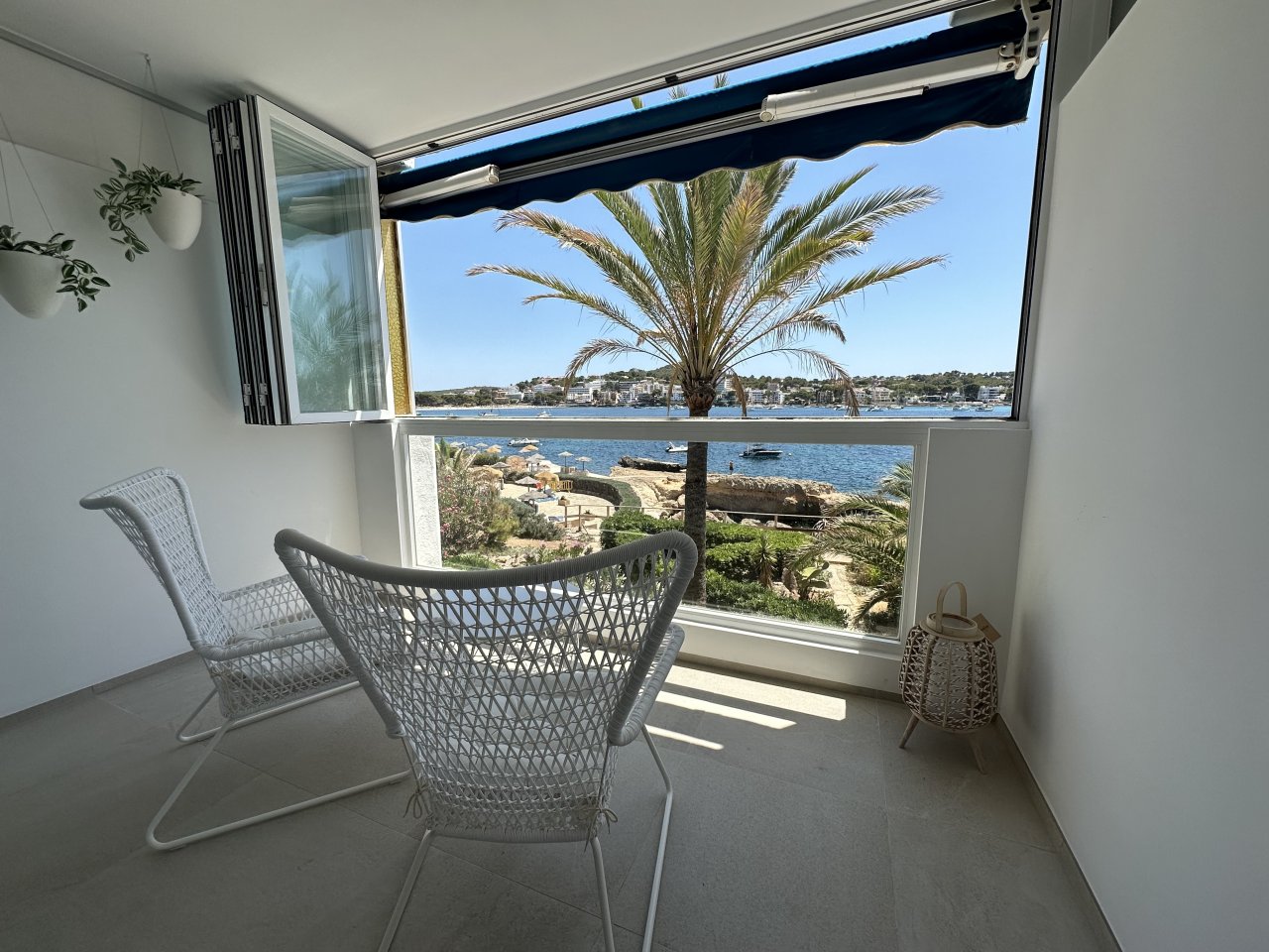 Modern flat in Santa Ponsa in first sea line with pool