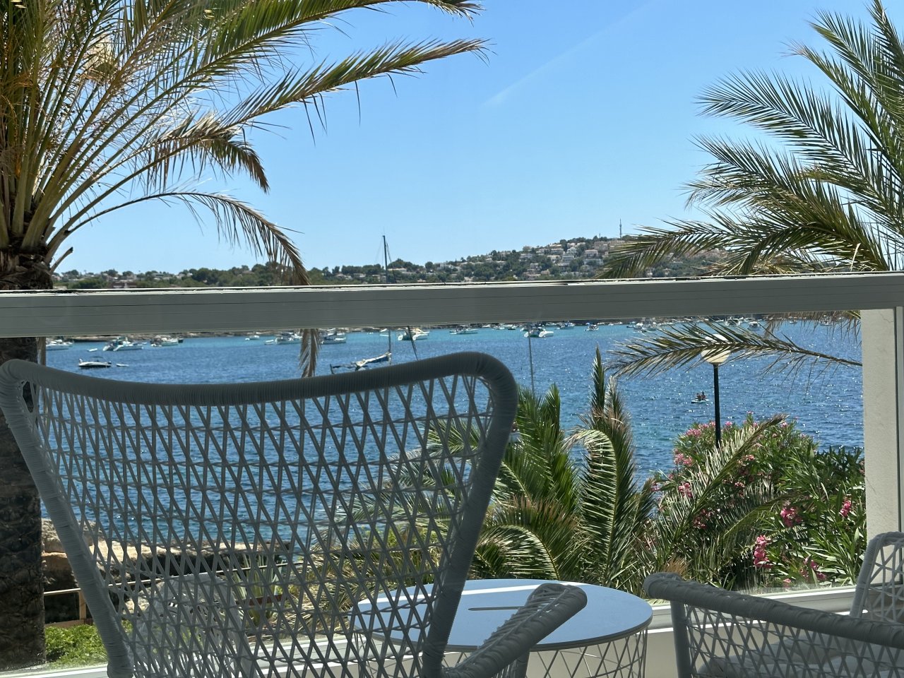 Santa Ponsa: Modern flat in Santa Ponsa in first sea line with pool 