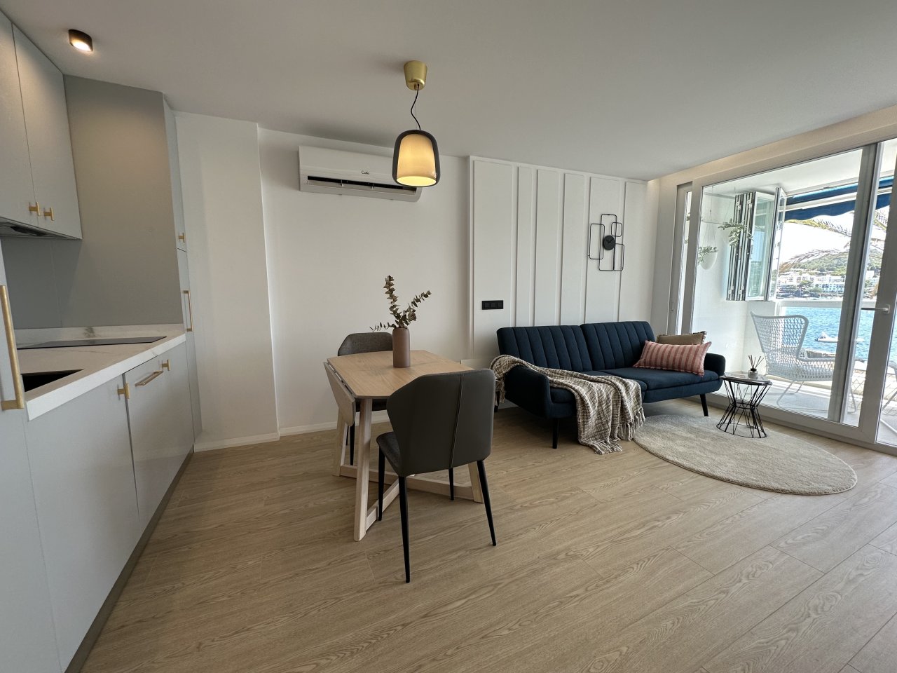 Modern flat in Santa Ponsa in first sea line with pool