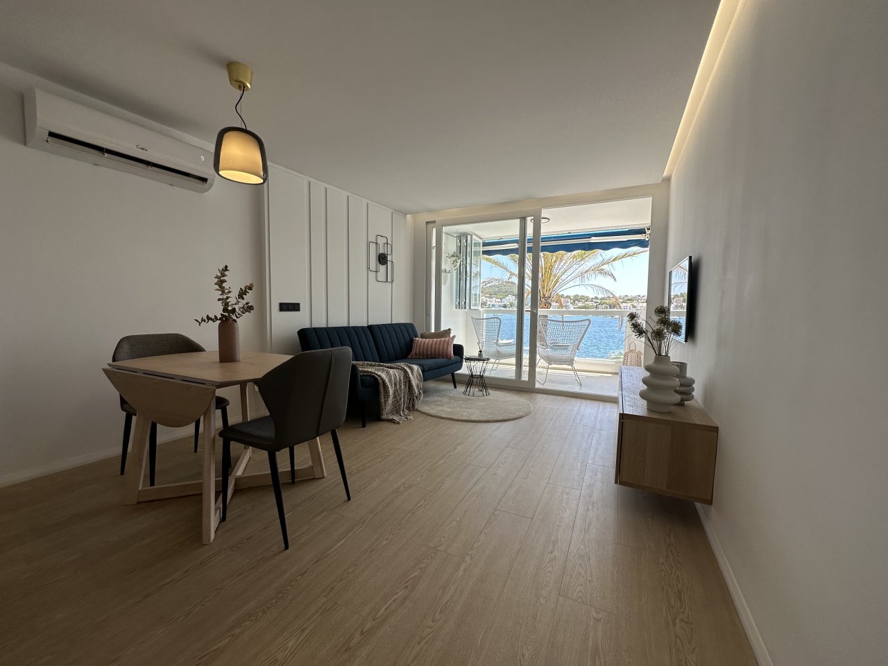 Modern flat in Santa Ponsa in first sea line with pool