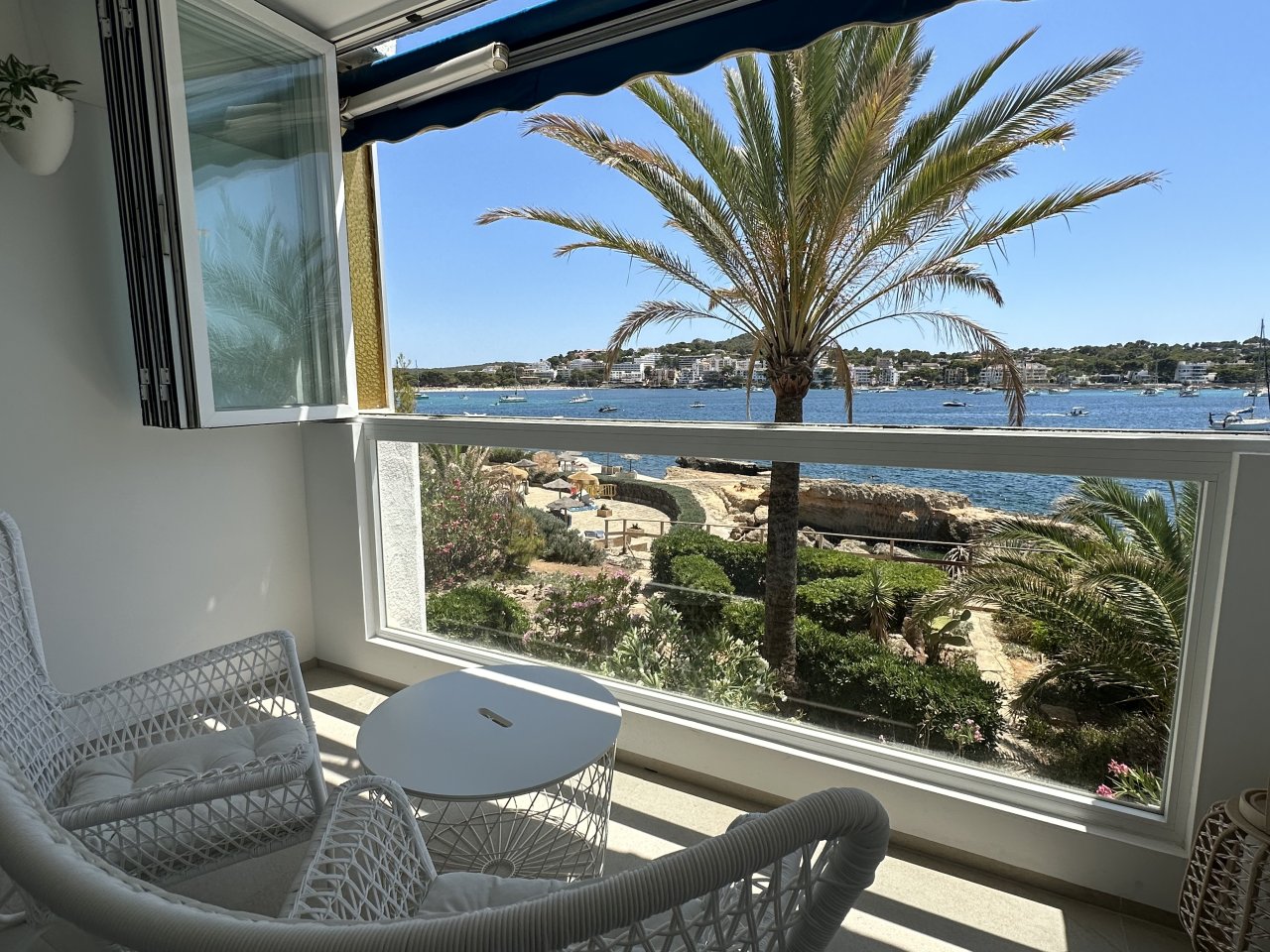 Modern flat in Santa Ponsa in first sea line with pool