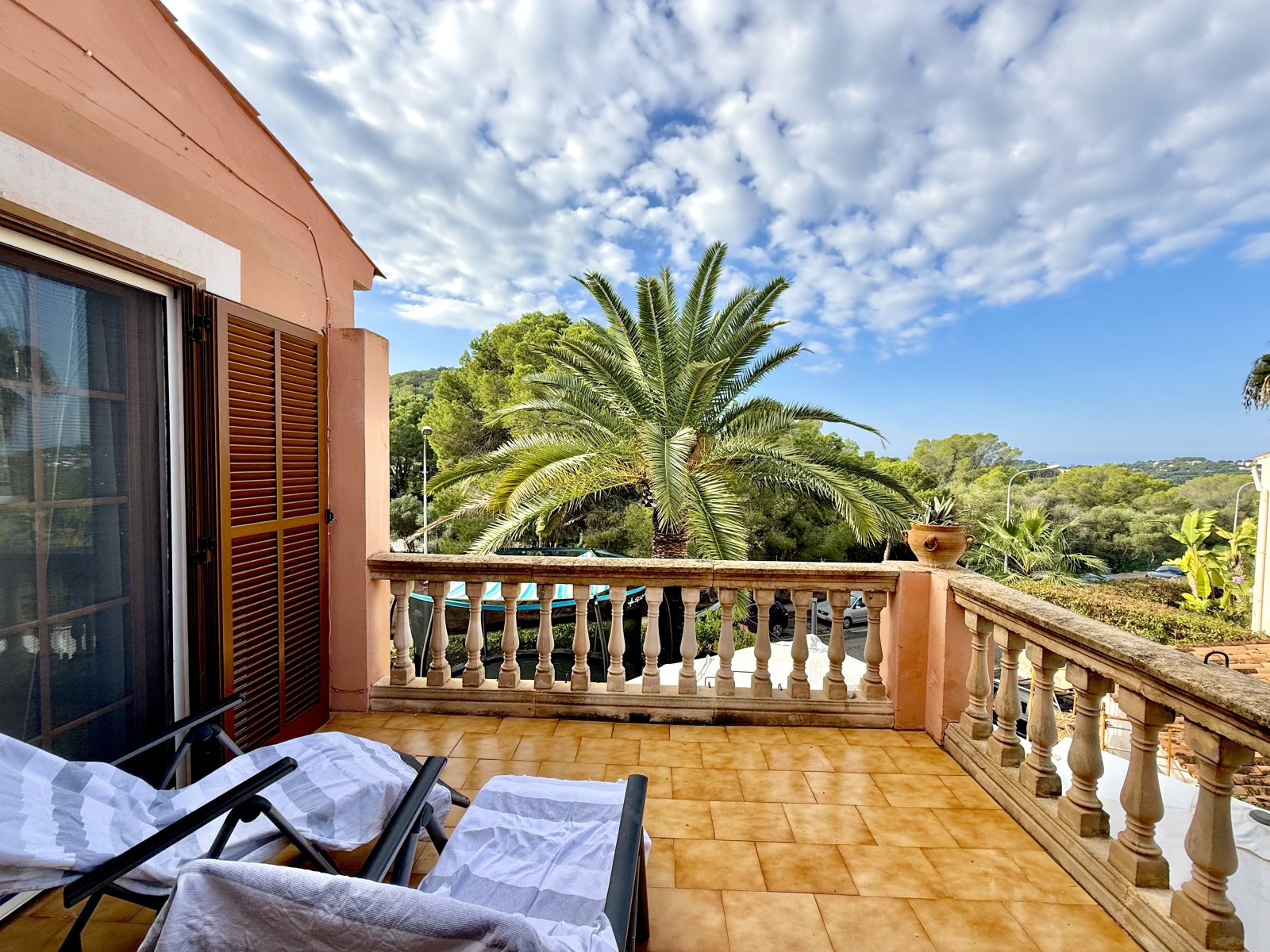 Attraktives Reiheneckhaus in Santa Ponca mit Waldblick