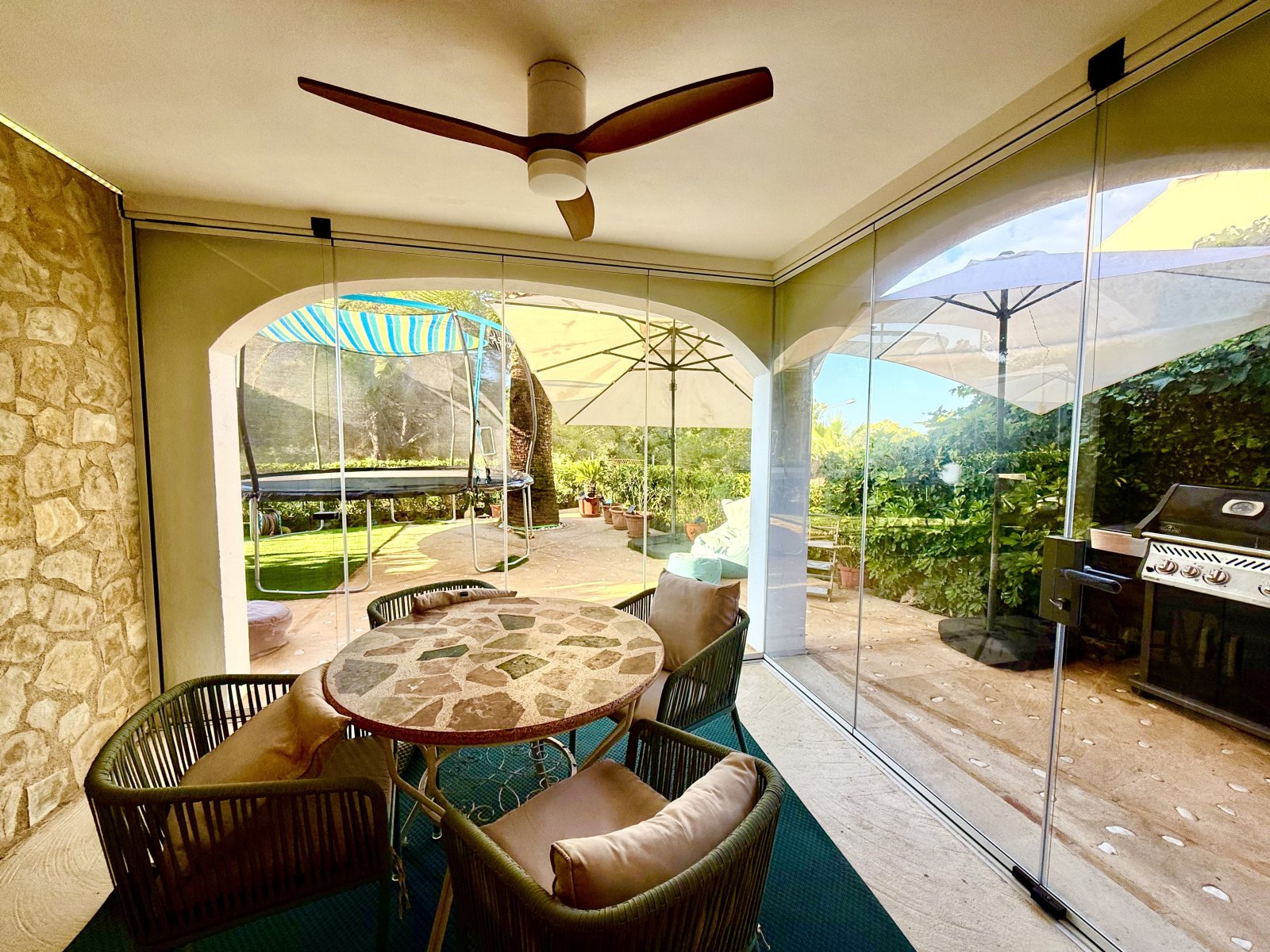 Attraktives Reiheneckhaus in Santa Ponca mit Waldblick