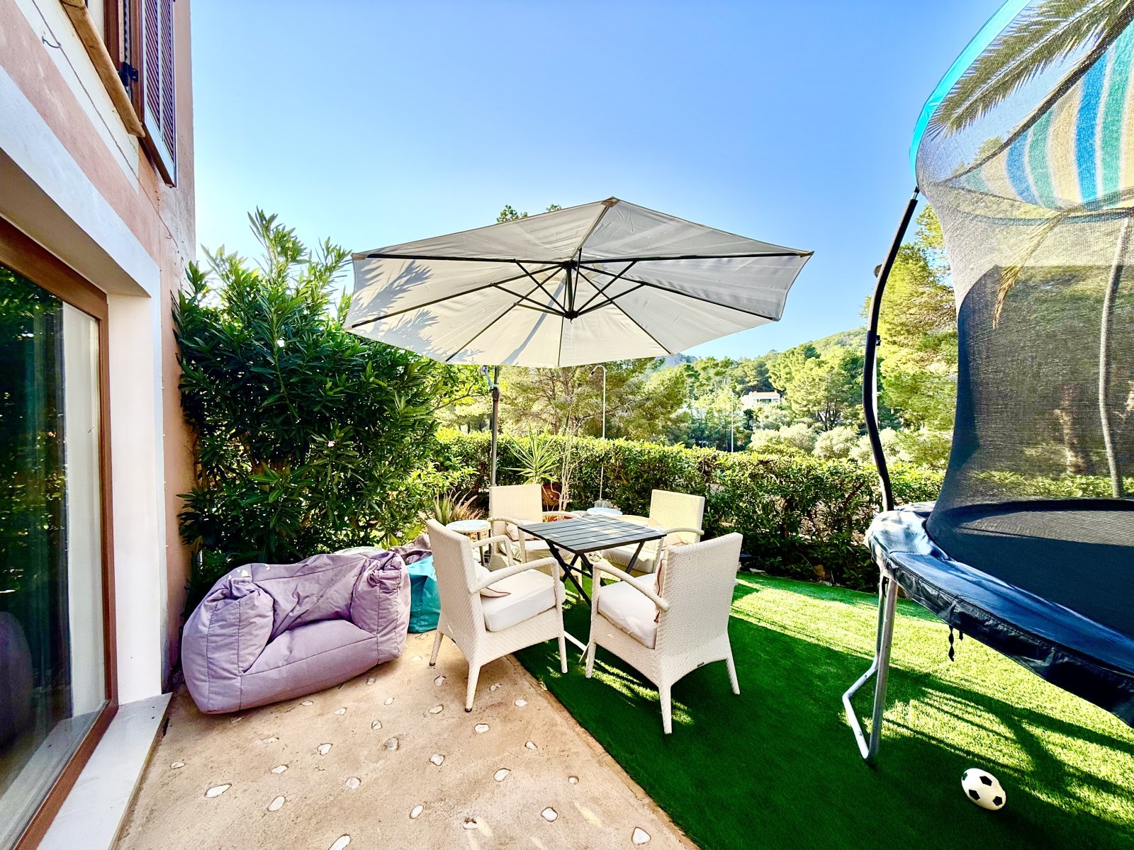 Attraktives Reiheneckhaus in Santa Ponca mit Waldblick