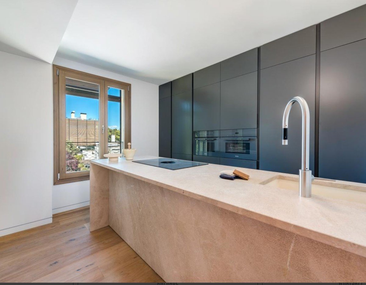 Ático dúplex de lujo de nueva construcción con azotea, piscina y vistas al mar en Bonanova