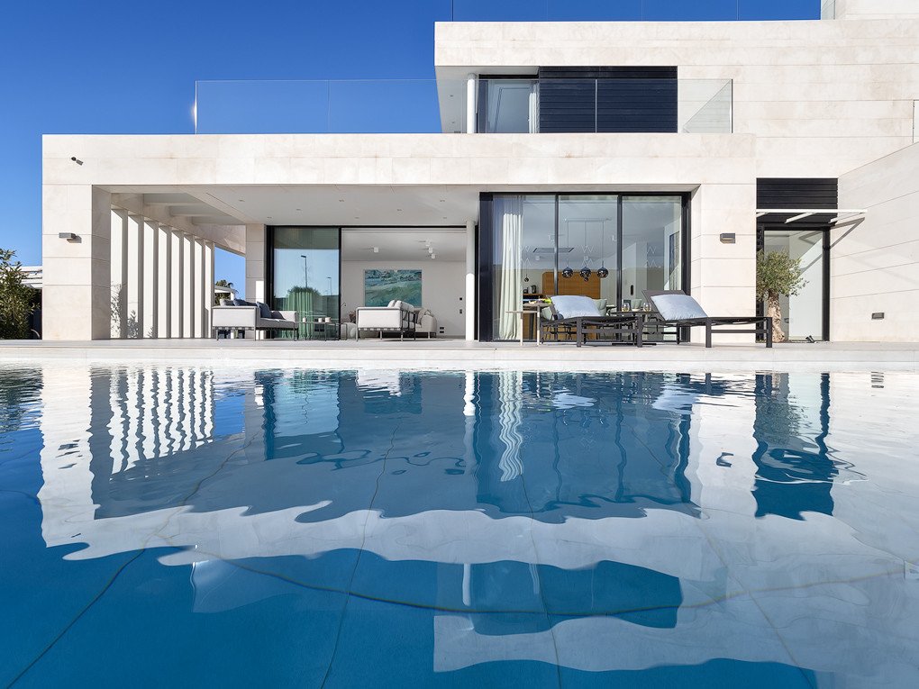 Nuevo proyecto de construcción para villa de lujo con piscina privada + vistas al mar + azotea en Puig de Ros