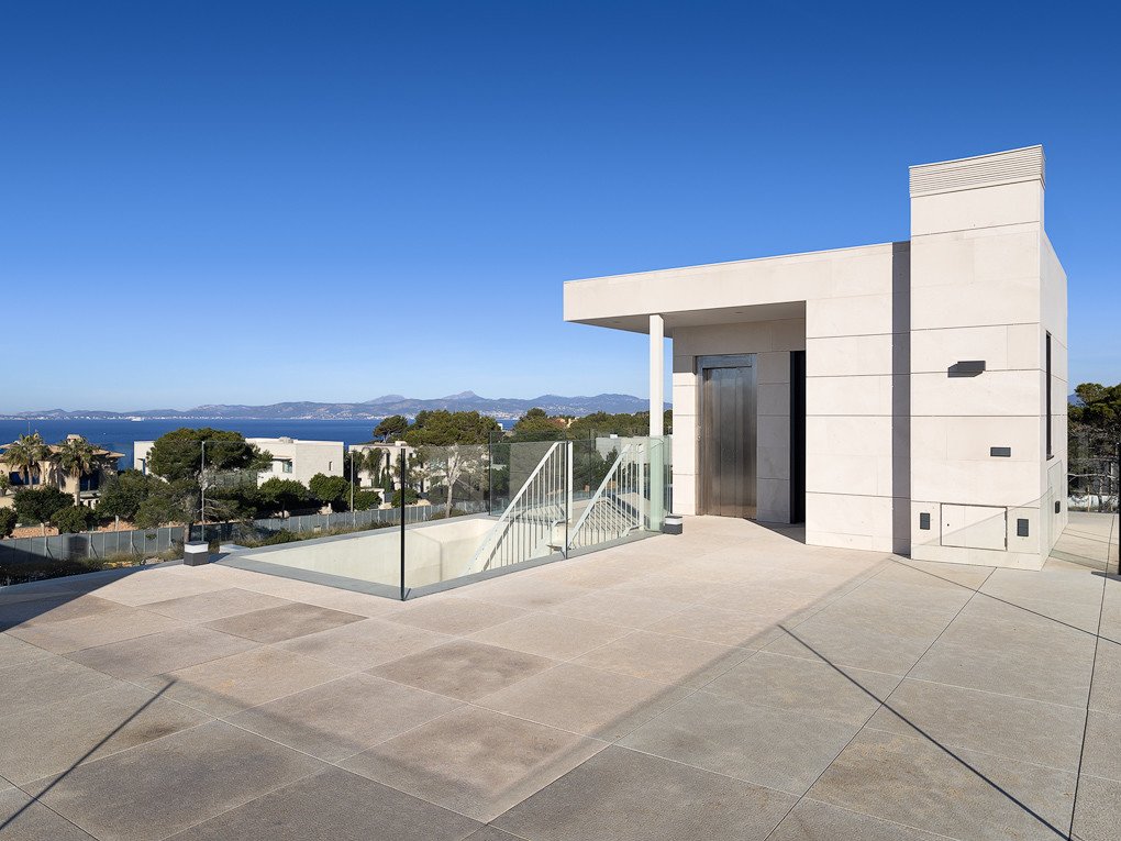 Nuevo proyecto de construcción para villa de lujo con piscina privada + vistas al mar + azotea en Puig de Ros