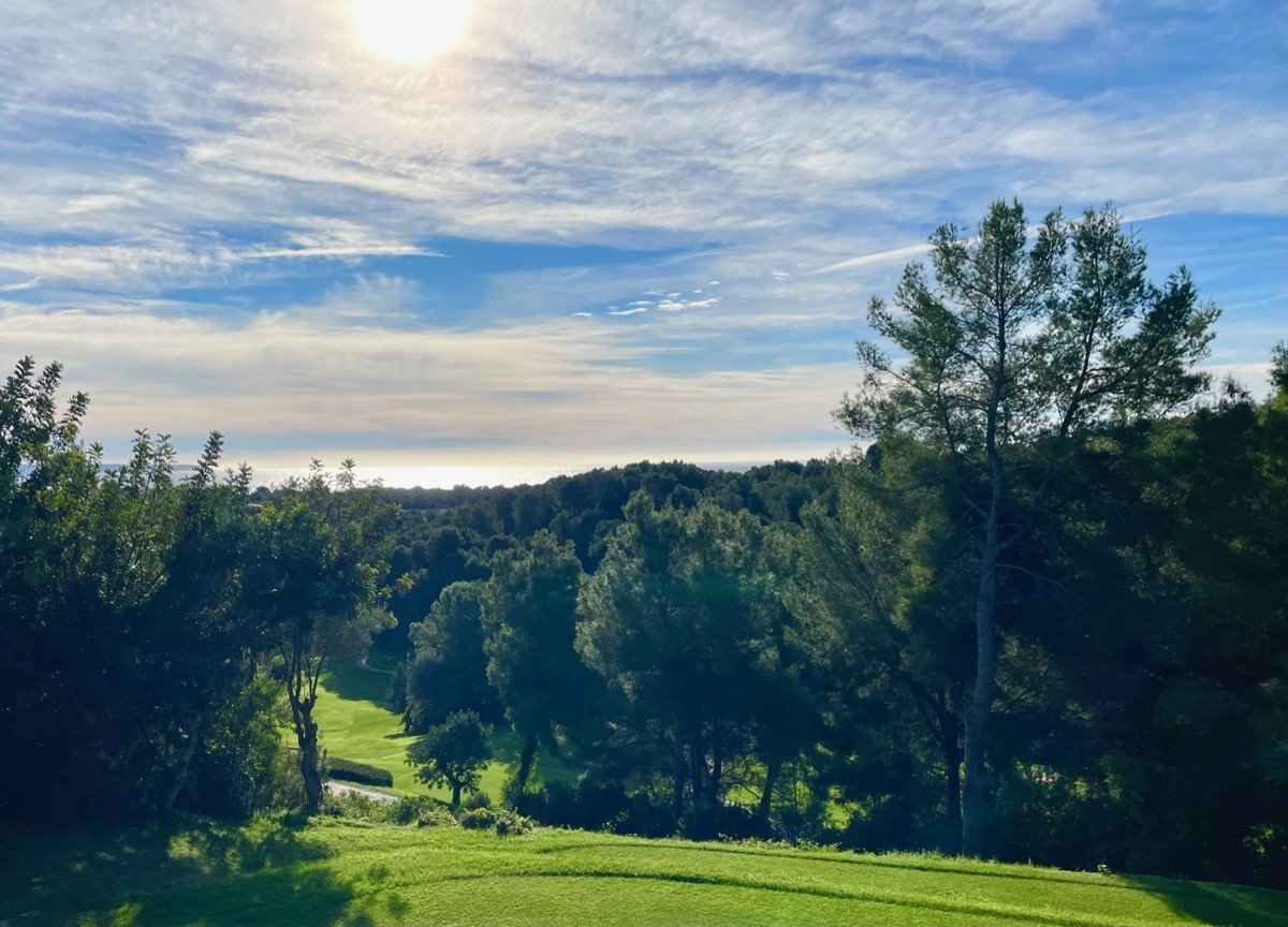 Proyecto de nueva construcción directamente en el campo de golf con vistas al mar en Bendinat