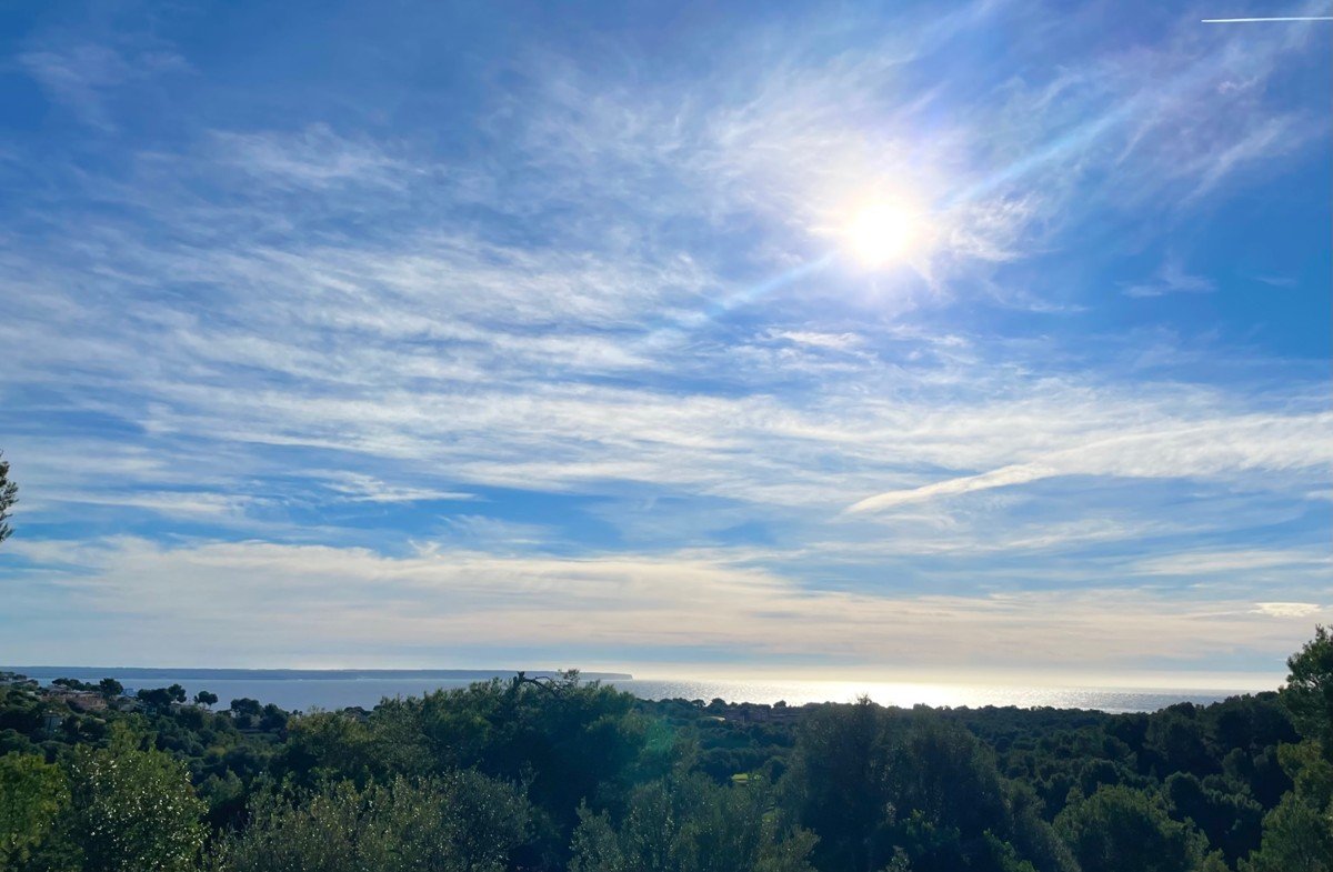 Proyecto de nueva construcción directamente en el campo de golf con vistas al mar en Bendinat