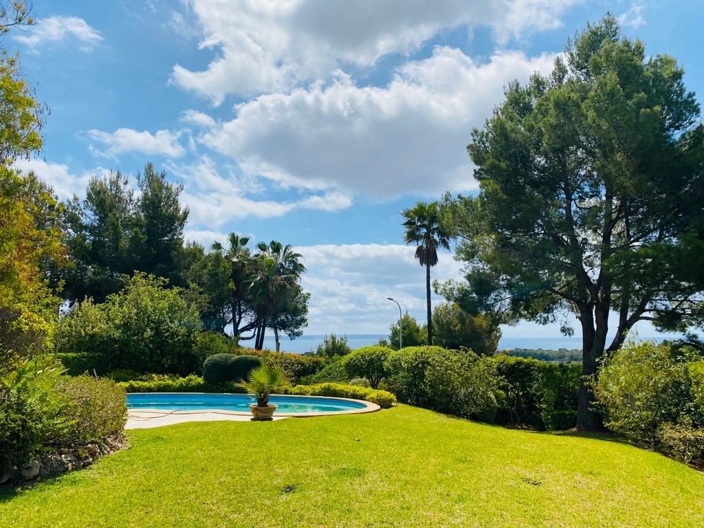 Proyecto de nueva construcción directamente en el campo de golf con vistas al mar en Bendinat