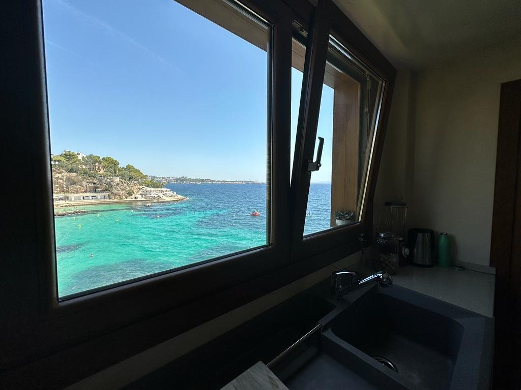 Piso en primera línea de mar con piscina en Illetas