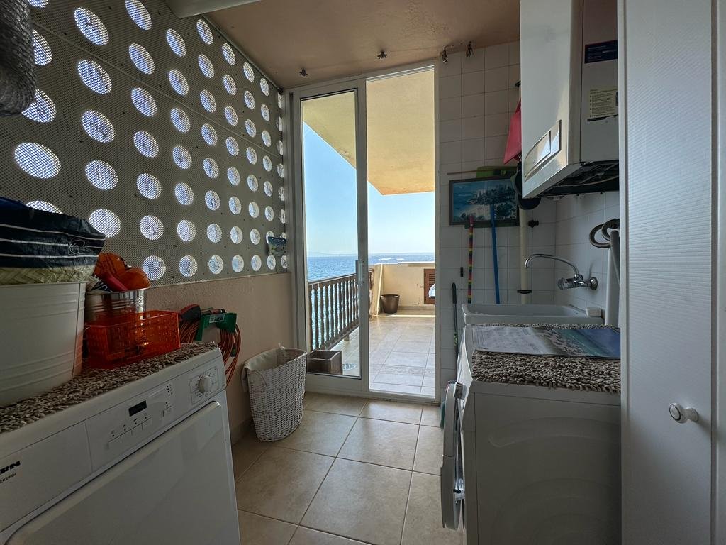 Piso en primera línea de mar con piscina en Illetas