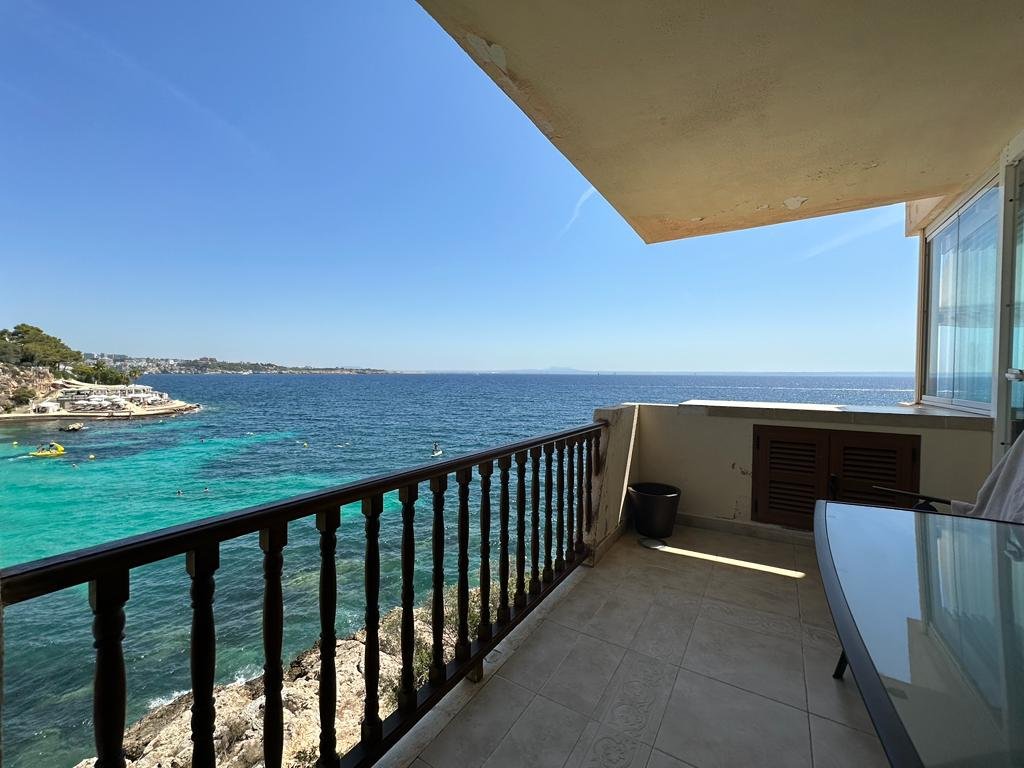 Piso en primera línea de mar con piscina en Illetas