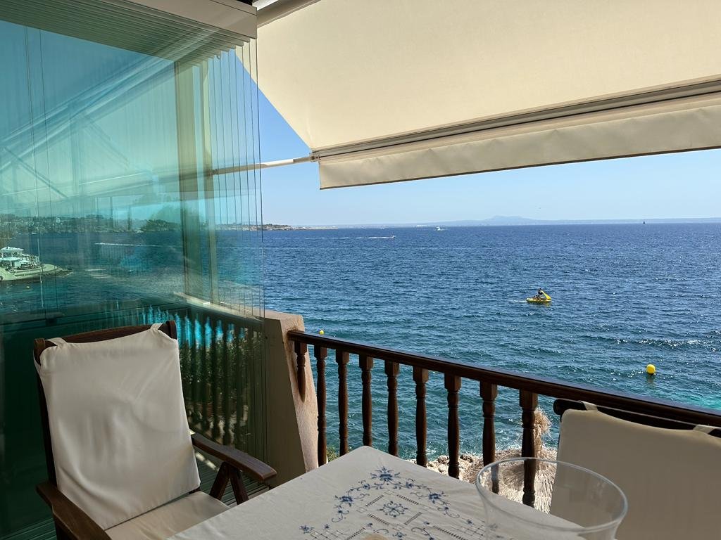 Piso en primera línea de mar con piscina en Illetas