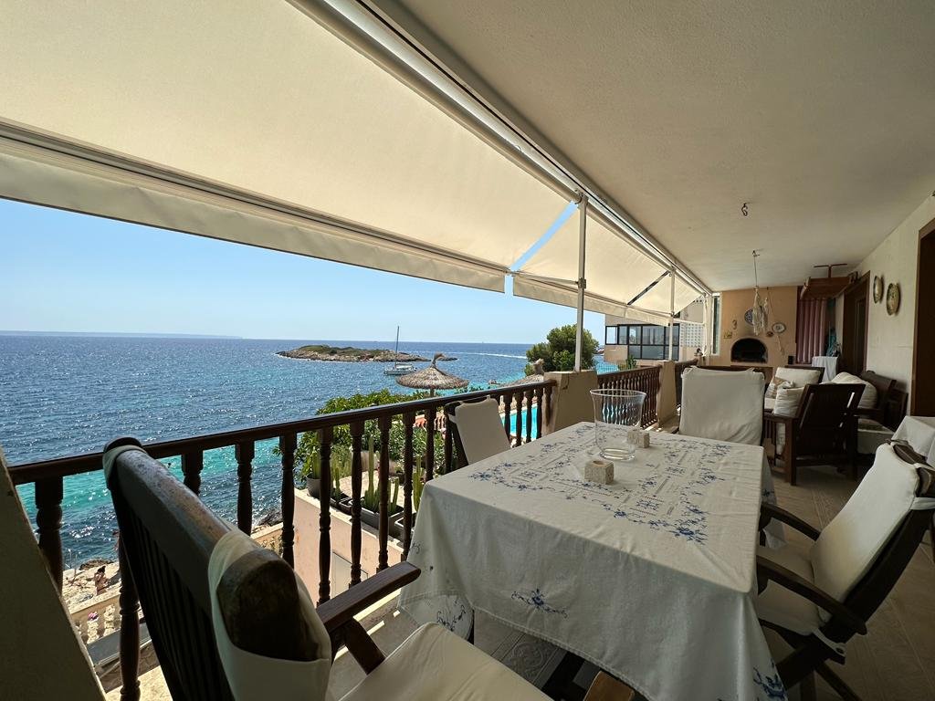 Piso en primera línea de mar con piscina en Illetas