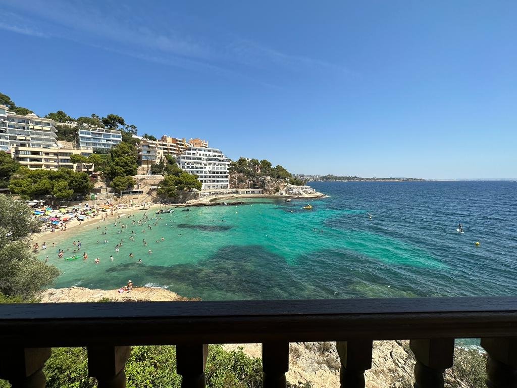 Piso en primera línea de mar con piscina en Illetas