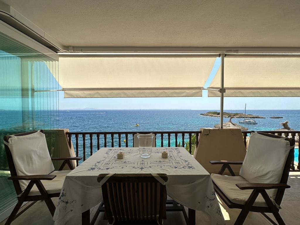 Piso en primera línea de mar con piscina en Illetas