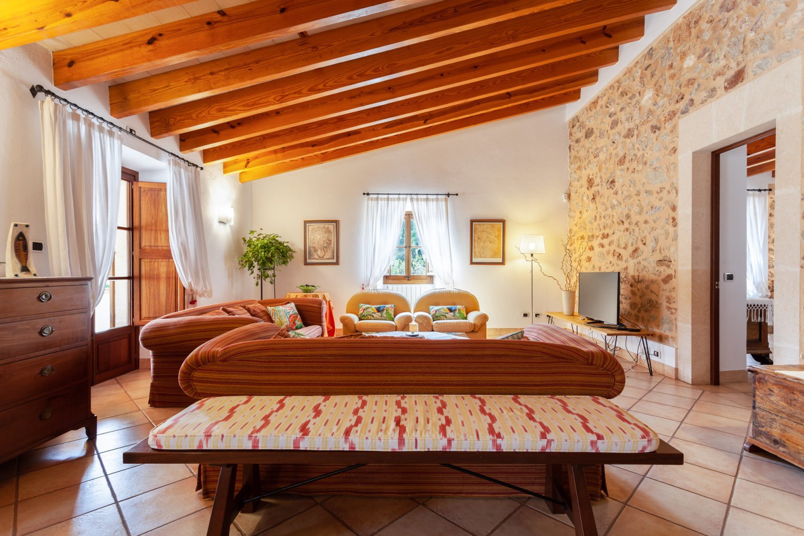 Maravillosa finca reformada en un lugar idílico con vistas despejadas, gran piscina y zonas al aire libre