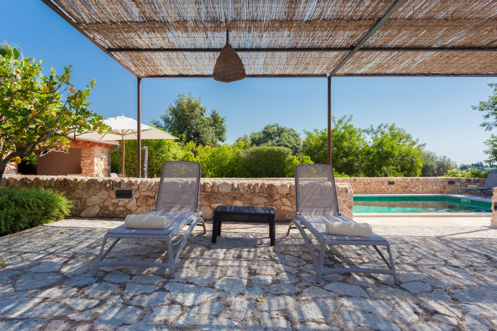Maravillosa finca reformada en un lugar idílico con vistas despejadas, gran piscina y zonas al aire libre