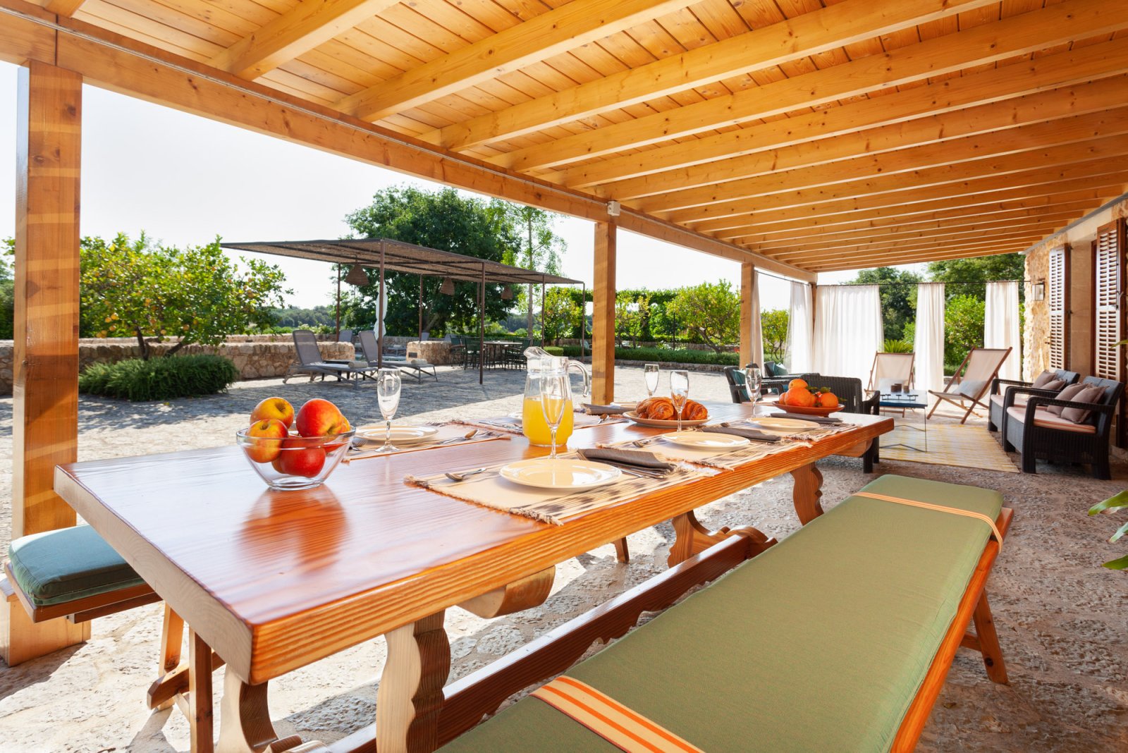 Maravillosa finca reformada en un lugar idílico con vistas despejadas, gran piscina y zonas al aire libre