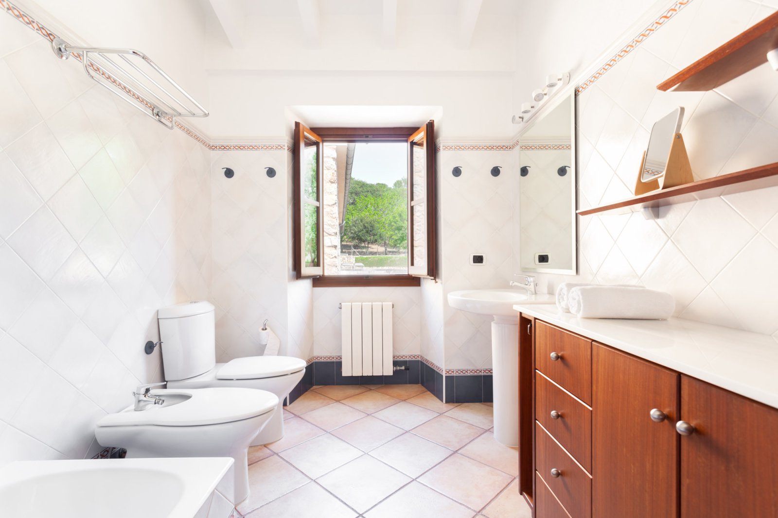 Maravillosa finca reformada en un lugar idílico con vistas despejadas, gran piscina y zonas al aire libre