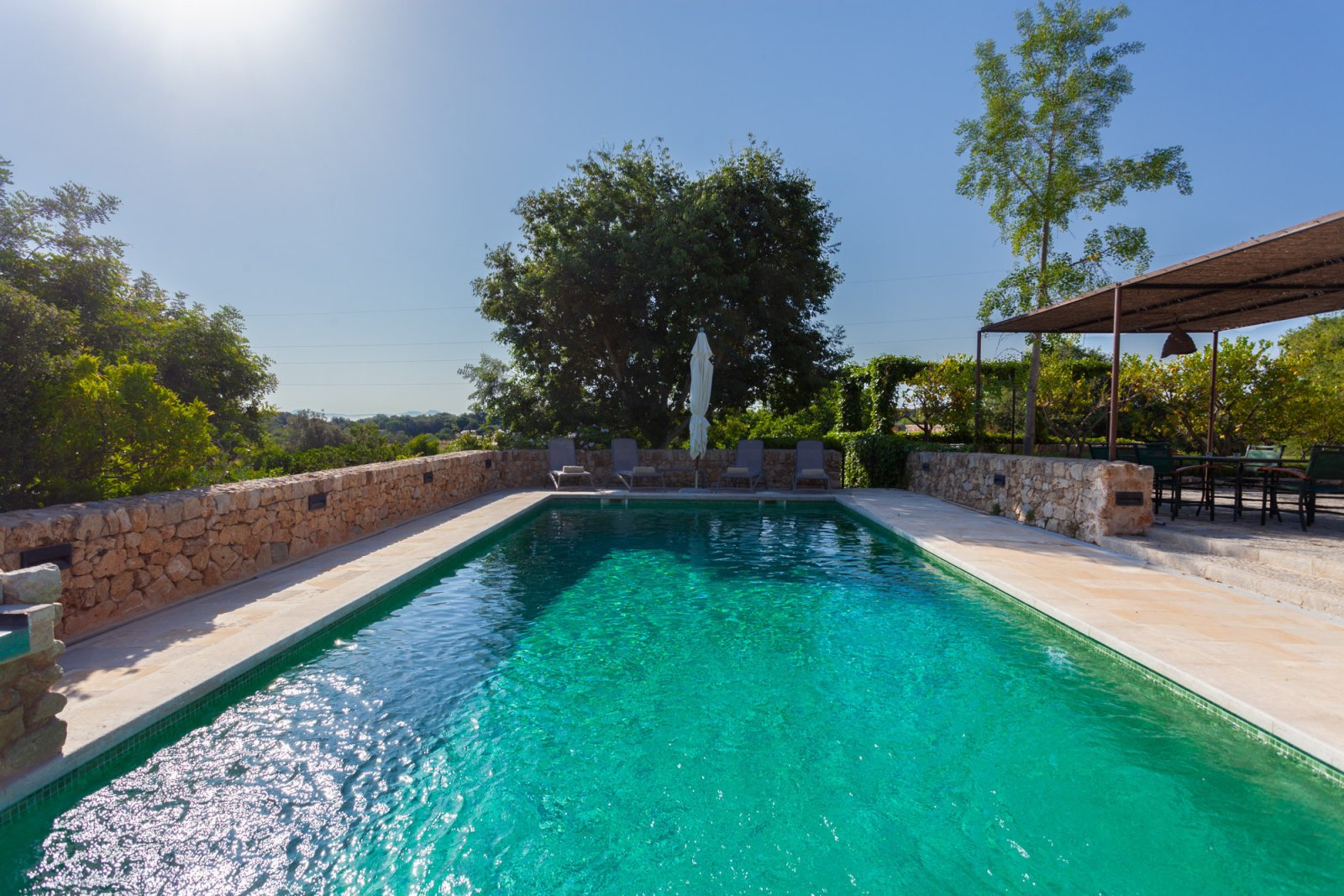 Maravillosa finca reformada en un lugar idílico con vistas despejadas, gran piscina y zonas al aire libre