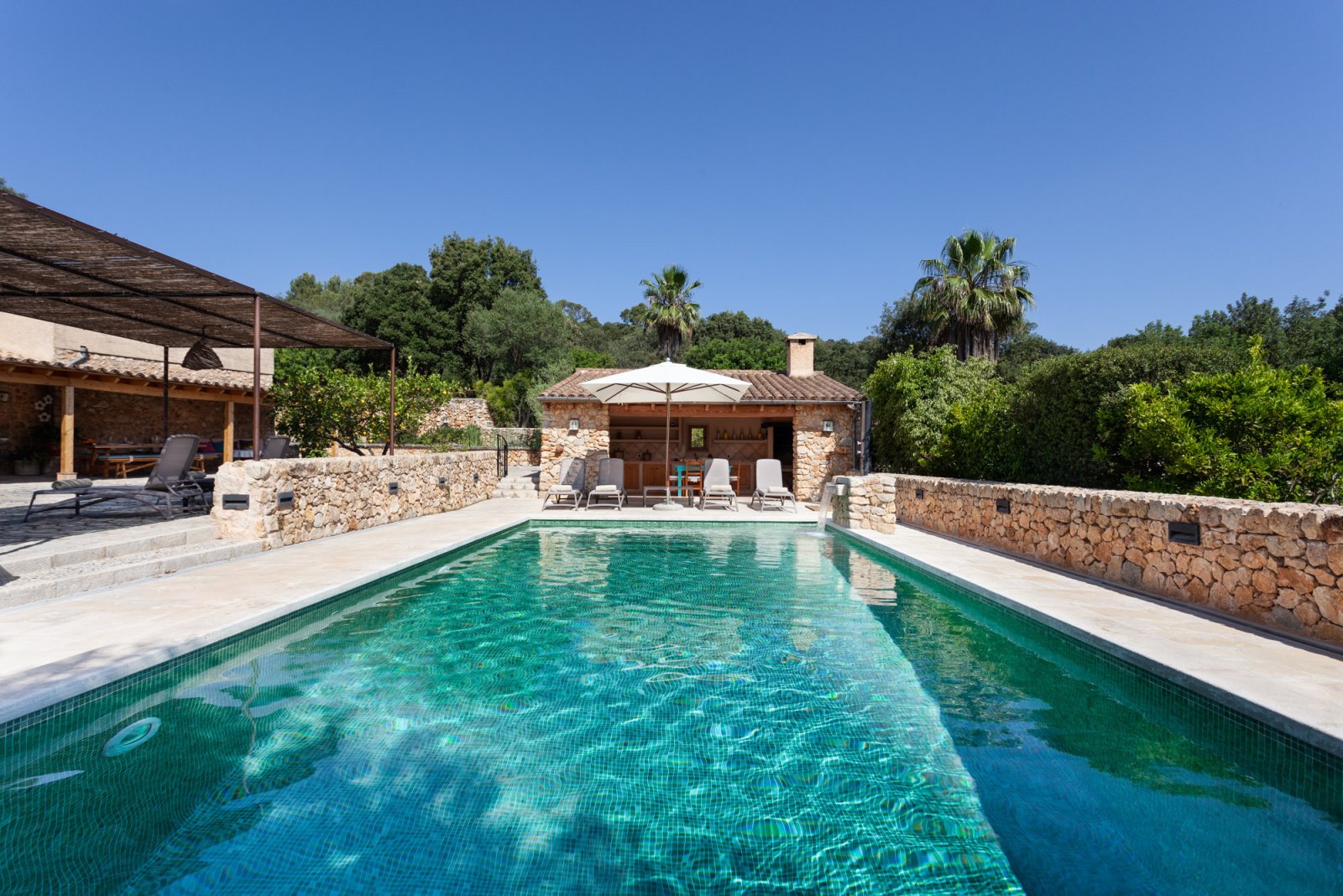 Maravillosa finca reformada en un lugar idílico con vistas despejadas, gran piscina y zonas al aire libre