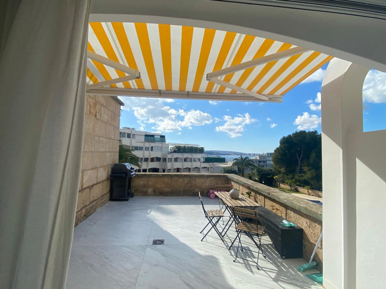 Portals Nous: Appartement modernisé à Portals Nous avec vue sur la mer et piscine 