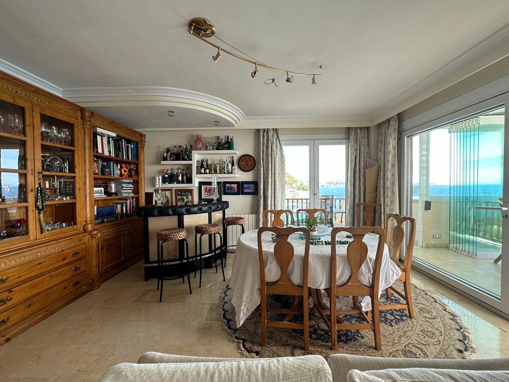 Appartement en première ligne de mer avec piscine à Illetas