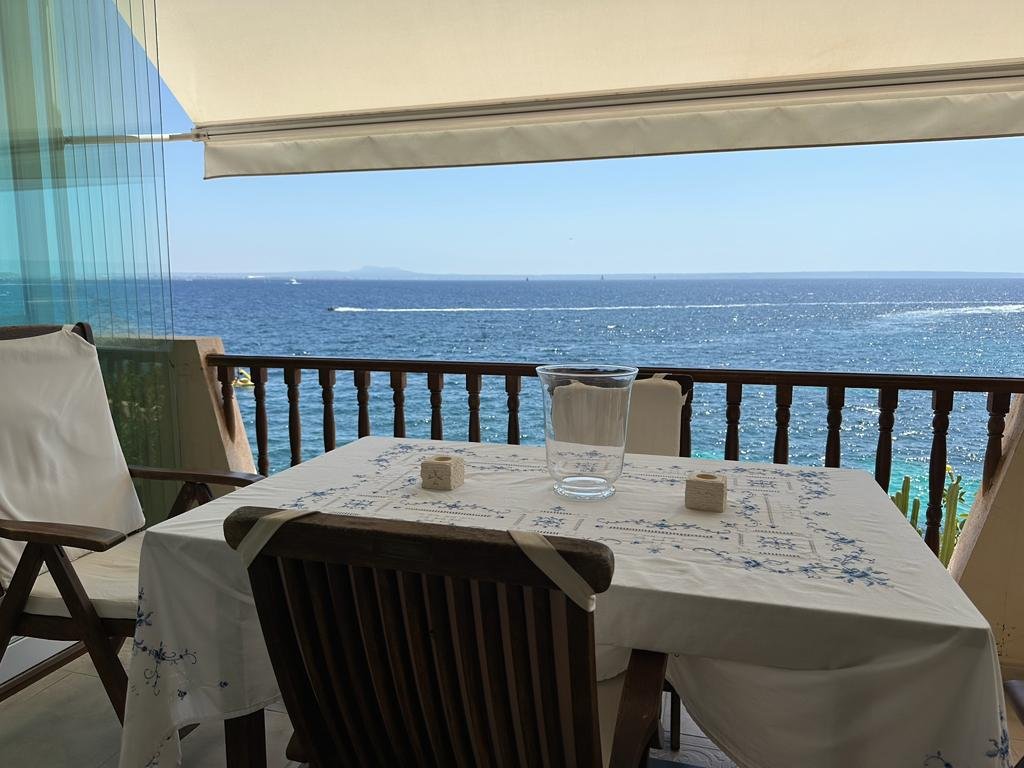 Appartement en première ligne de mer avec piscine à Illetas