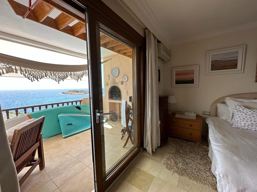 Appartement en première ligne de mer avec piscine à Illetas