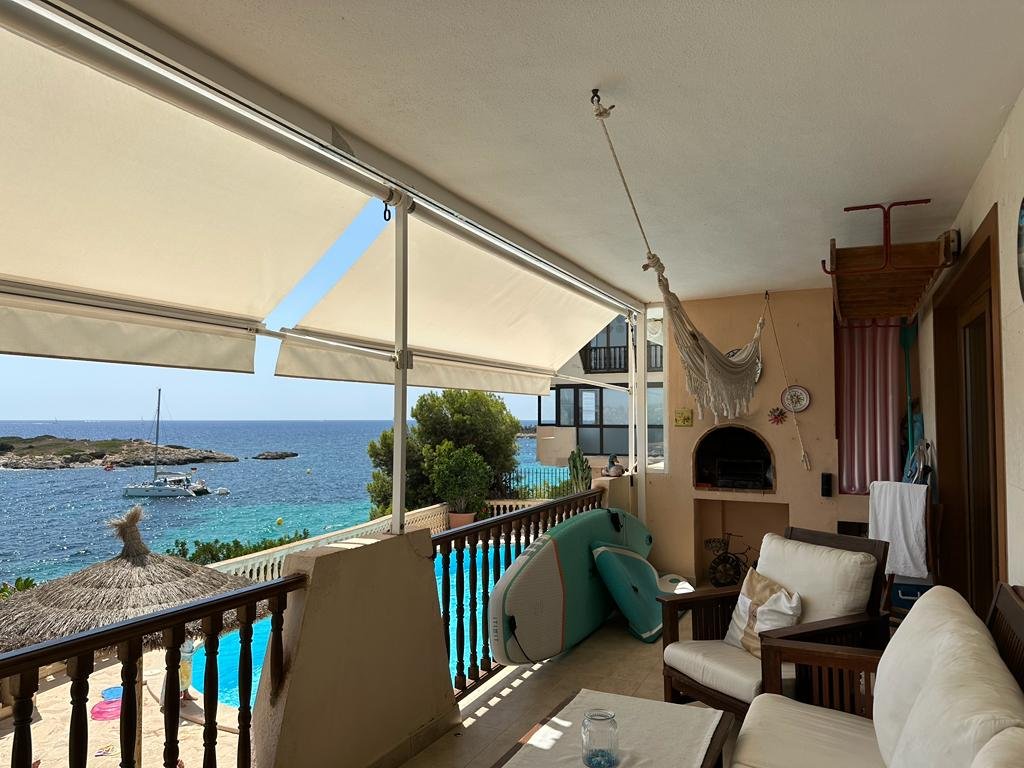 Appartement en première ligne de mer avec piscine à Illetas