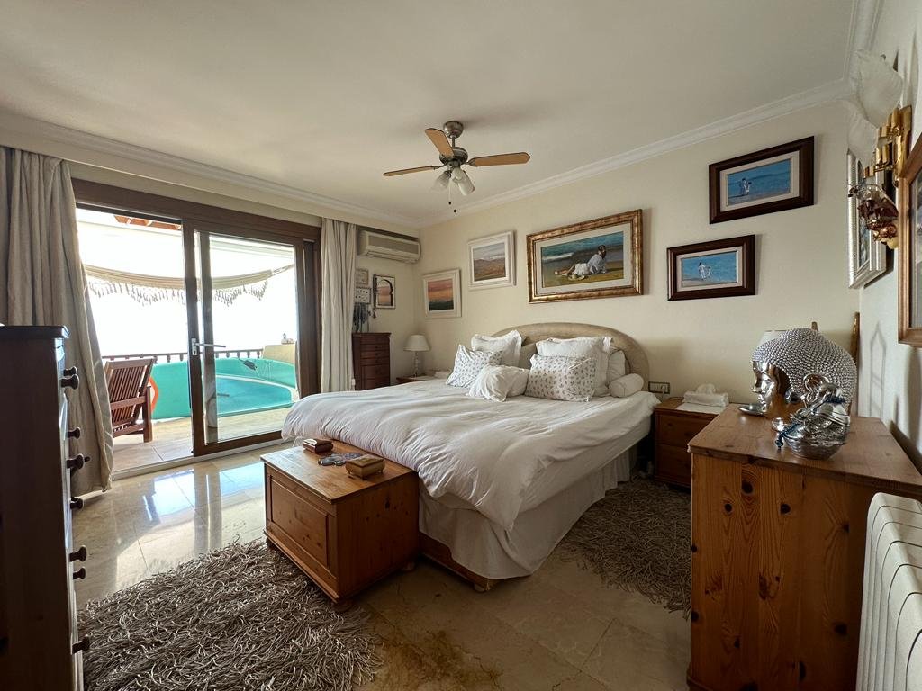 Appartement en première ligne de mer avec piscine à Illetas